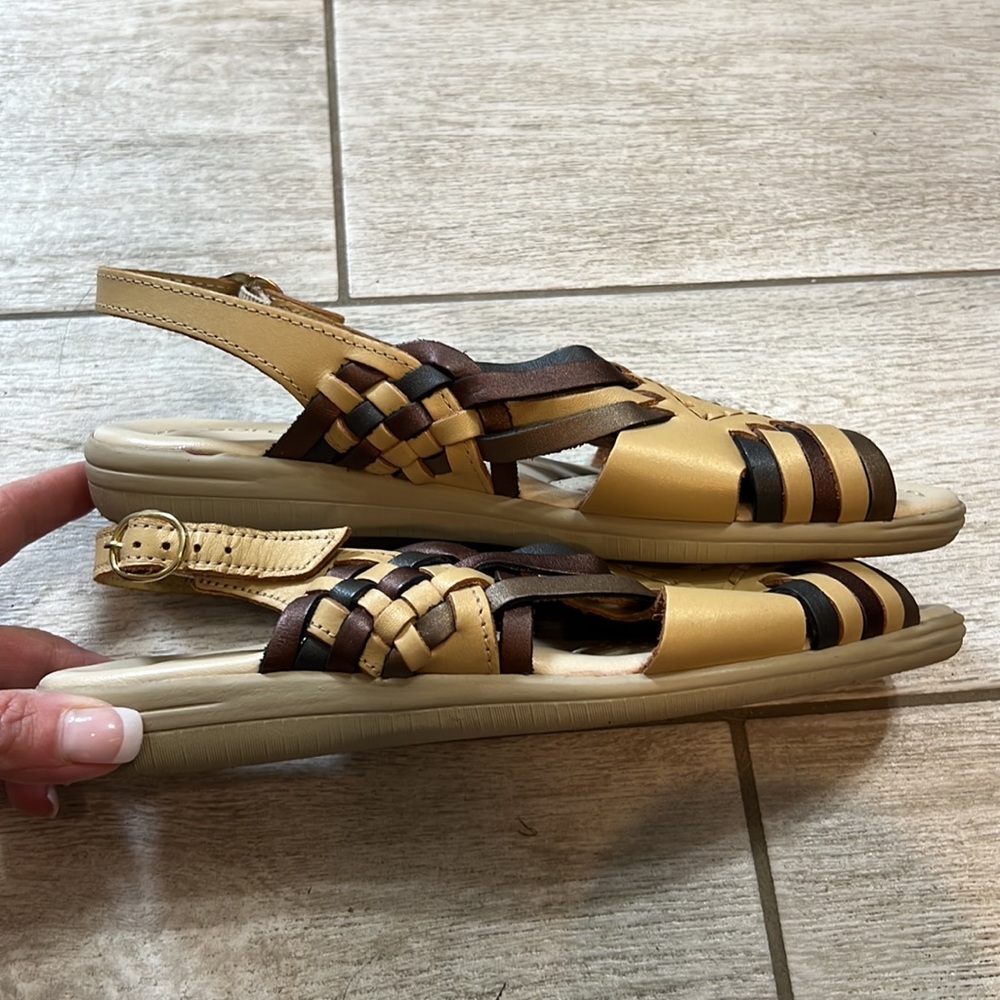 Softspots Aztec Pattern Sandals-7.5M - Picture 3 of 9
